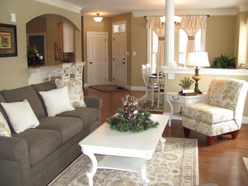 Pomieszczenia na parterze małego domu oddzielone są od siebie przegrodami Pomieszczenia na parterze małego domu oddzielone są od siebie przegrodami