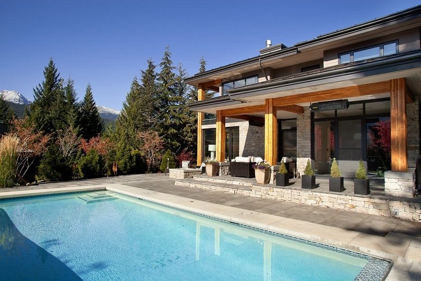 Ngôi nhà hai tầng với nhà kho và hồ bơi ở sân sau Ngôi nhà hai tầng với nhà kho và hồ bơi ở sân sau