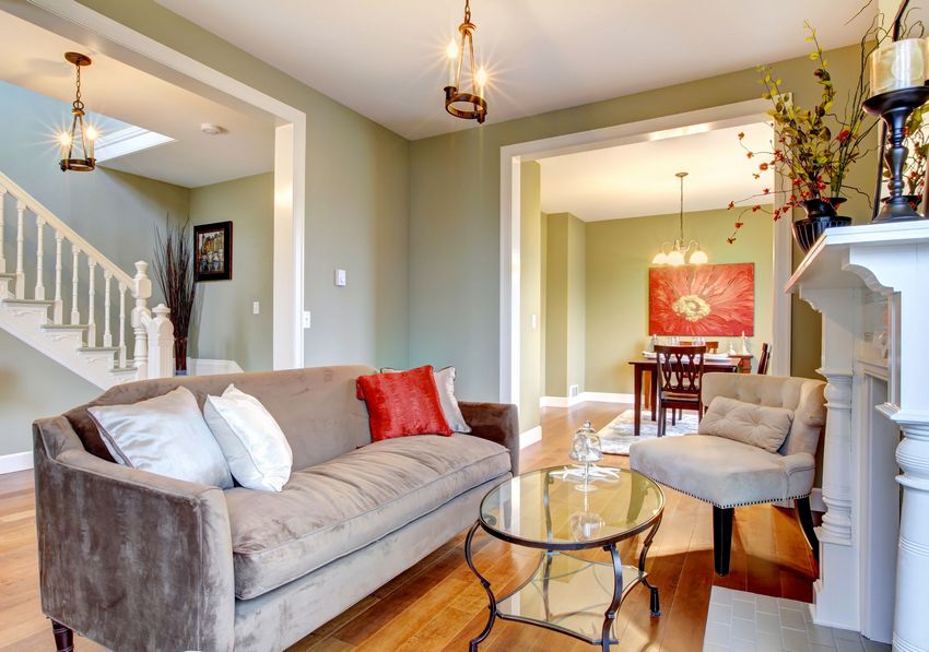 Phòng khách và phòng ăn kết hợp nằm ở tầng trệt của một ngôi nhà riêng Phòng khách và phòng ăn kết hợp nằm ở tầng trệt của một ngôi nhà riêng