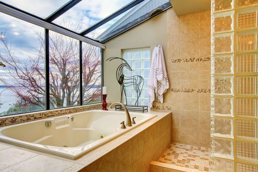 Trên gác xép của một ngôi nhà riêng hai tầng có phòng tắm với bể sục. Trên gác xép của một ngôi nhà riêng hai tầng có phòng tắm với bể sục.