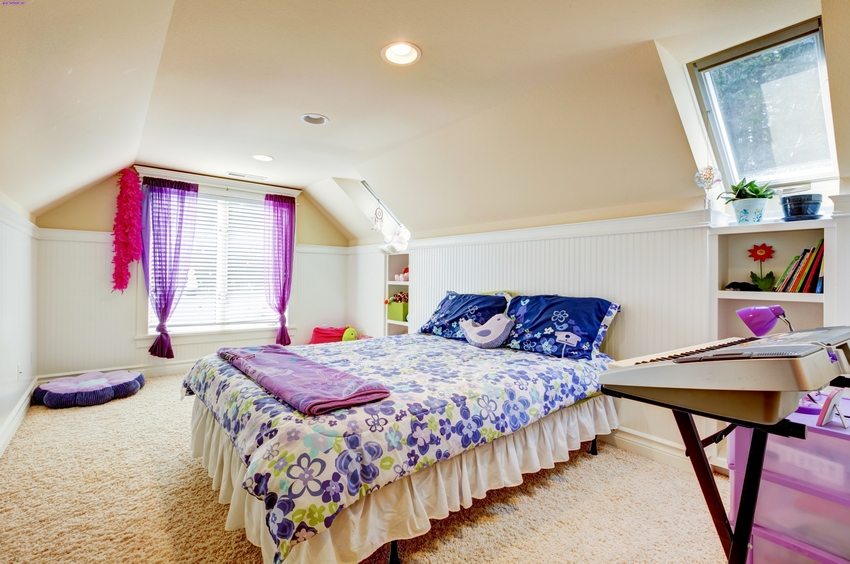 Phòng ngủ dành cho trẻ em, nằm trên tầng áp mái của một ngôi nhà riêng Phòng ngủ dành cho trẻ em, nằm trên tầng áp mái của một ngôi nhà riêng