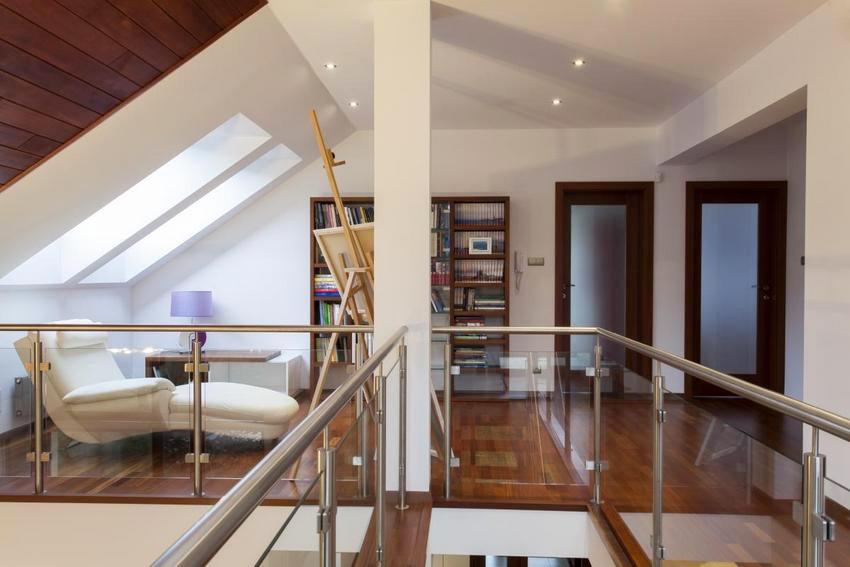 Một khu vui chơi giải trí ấm cúng nằm trên gác xép của ngôi nhà hai tầng Một khu vui chơi giải trí ấm cúng nằm trên gác xép của ngôi nhà hai tầng