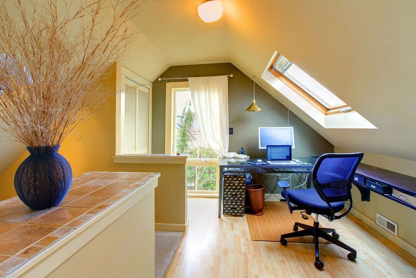 Văn phòng, được tổ chức trên gác xép của một ngôi nhà hai tầng Văn phòng, được tổ chức trên gác xép của một ngôi nhà hai tầng