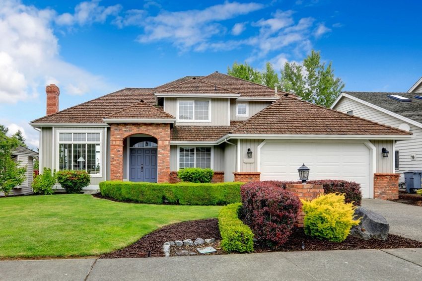 Ngôi nhà hai tầng với một phòng để xe gắn liền Ngôi nhà hai tầng với một phòng để xe gắn liền