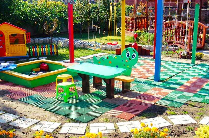 Пластмасовият капак се сглобява лесно и бързо благодарение на удобната система за закрепване Пластмасовият капак се сглобява лесно и бързо благодарение на удобната система за закрепване