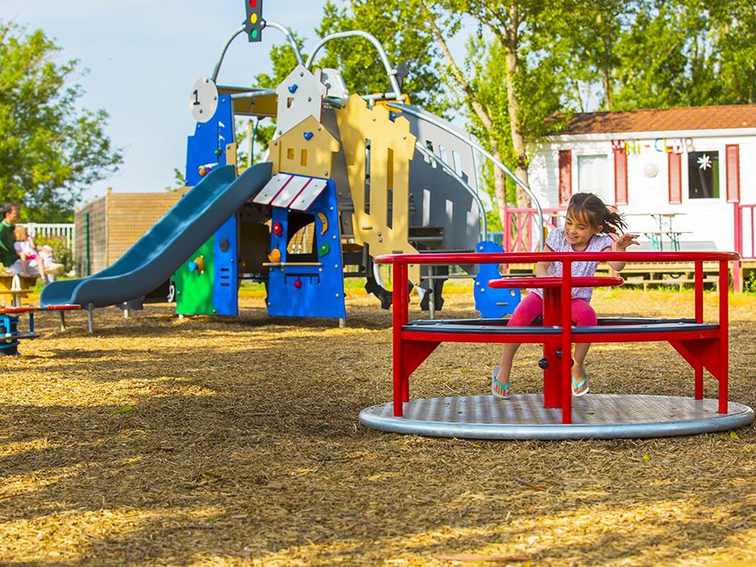 Декоративните чипове са интересно меко покритие за детската площадка. Декоративните чипове са интересно меко покритие за детската площадка.