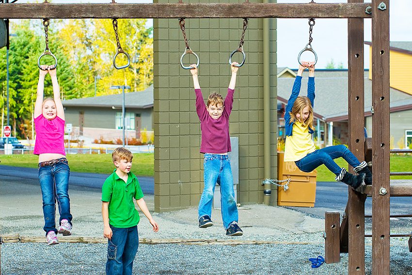 Не използвайте развалини или бетон на детска площадка, предназначена за много малки деца Не използвайте развалини или бетон на детска площадка, предназначена за много малки деца