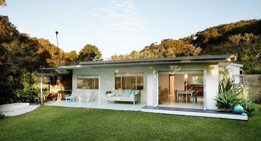 Moderne og lakonisk hjem med praktisk utforming Prosjekter med en etasjes hus på opptil 100 kvm: funksjoner i kompakt konstruksjon