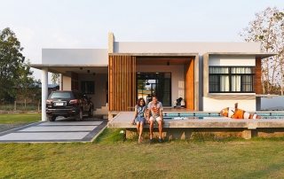 Prosjekter med en etasjes hus på opptil 100 kvm: funksjoner i kompakt konstruksjon