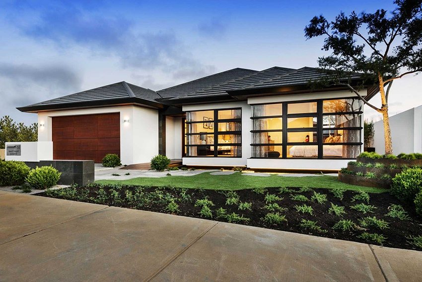 Interessant fasade av et hus laget av skumblokker Interessant fasade av et hus laget av skumblokker