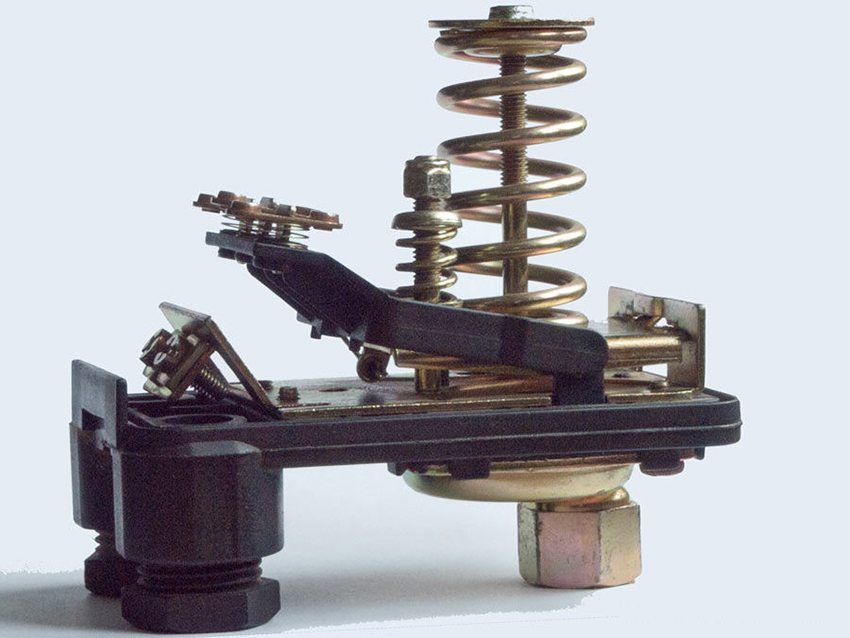 מתג הלחץ מותאם באמצעות שני אגוזים: גדולים וקטנים מתג הלחץ מותאם באמצעות שני אגוזים: גדולים וקטנים