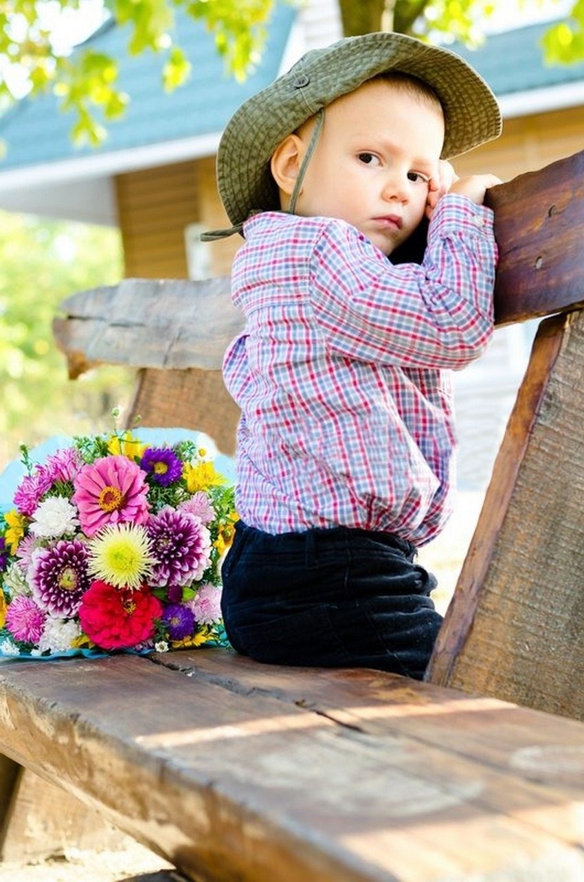 Benches made of logs are distinguished by their originality and environmental friendliness Benches made of logs are distinguished by their originality and environmental friendliness