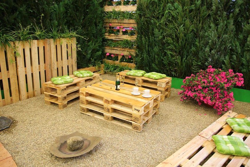 Using wooden pallets is a fun way to create original garden furniture Using wooden pallets is a fun way to create original garden furniture