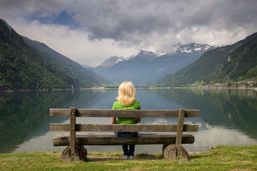 Bench with backrest made using logs Bench with backrest made using logs