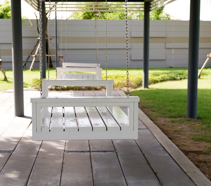 หลังคาเหนือวงสวิงช่วยป้องกันแสงแดดแผดจ้าในฤดูร้อน หลังคาเหนือวงสวิงช่วยป้องกันแสงแดดแผดจ้าในฤดูร้อน