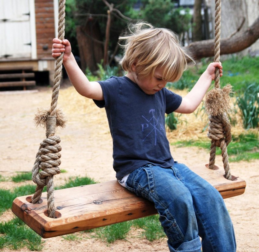 วงสวิงง่ายๆสำหรับเด็กทำด้วยไม้กระดานและเชือก วงสวิงง่ายๆสำหรับเด็กทำด้วยไม้กระดานและเชือก