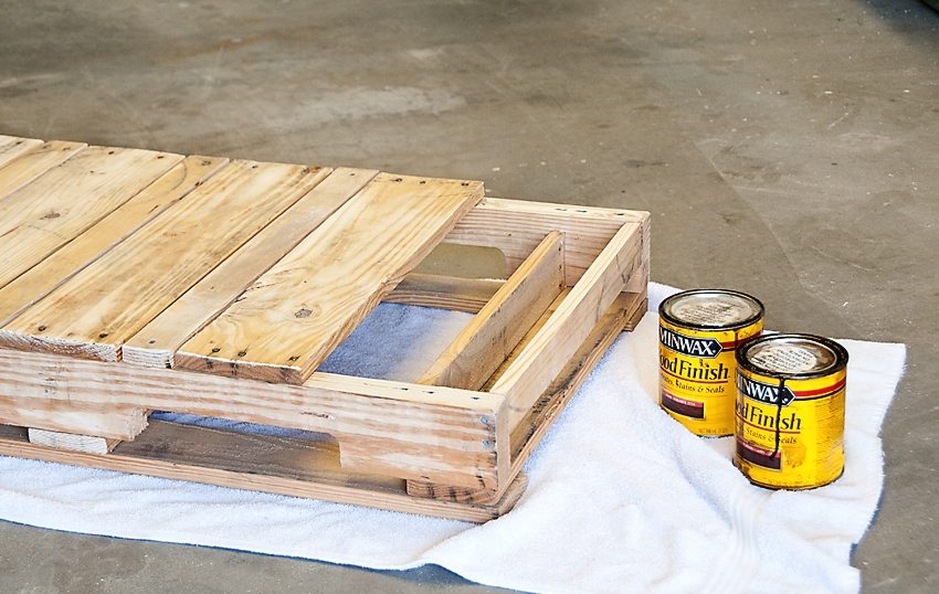 พาเลทสวิงขั้นตอนที่ 2: กันซึมเบาะไม้และเคลือบเงา พาเลทสวิงขั้นตอนที่ 2: กันซึมเบาะไม้และเคลือบเงา