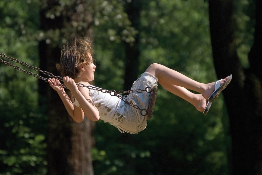 เมื่อวางวงสวิงของเด็กในสวนคุณต้องจัดให้มีพื้นที่เพียงพอสำหรับการแกว่ง เมื่อวางวงสวิงของเด็กในสวนคุณต้องจัดให้มีพื้นที่เพียงพอสำหรับการแกว่ง