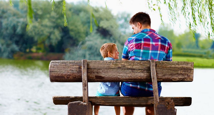 Η πρωτοτυπία και η ευκολία κατασκευής είναι τα κύρια πλεονεκτήματα ενός πάγκου από κορμούς Κάντε τον εαυτό σας ξύλινο πάγκο για μια προσωπική πλοκή