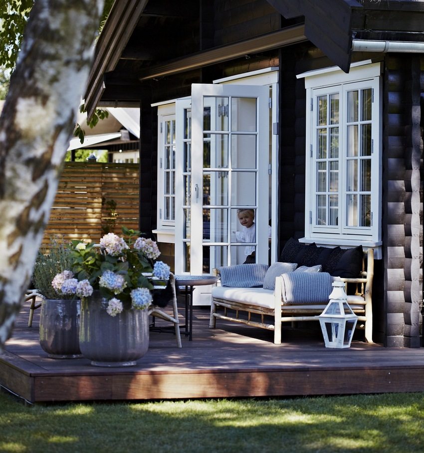 Ξύλινος πάγκος οικολογικού στιλ που βρίσκεται στη βεράντα μιας ιδιωτικής κατοικίας Ξύλινος πάγκος οικολογικού στιλ που βρίσκεται στη βεράντα μιας ιδιωτικής κατοικίας