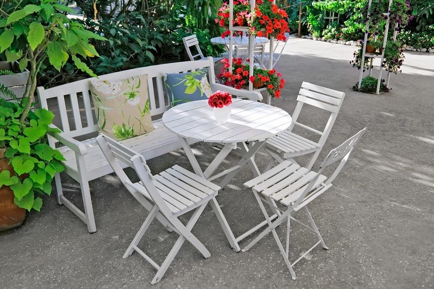 Ο ξύλινος πάγκος είναι το επίκεντρο του καθιστικού του κήπου Ο ξύλινος πάγκος είναι το επίκεντρο του καθιστικού του κήπου