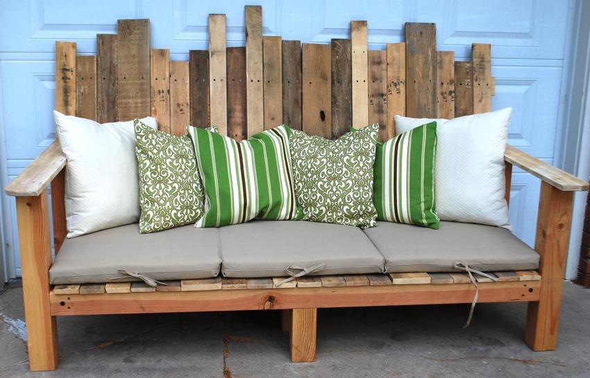 Ένα παράδειγμα ασυνήθιστου σχεδιασμού ξύλινων παγκών παλετών Ένα παράδειγμα ασυνήθιστου σχεδιασμού ξύλινων παγκών παλετών