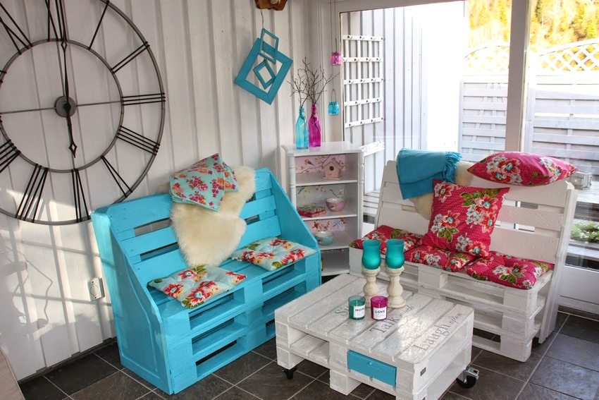 Τα φωτεινά παγκάκια παλετών διακοσμούν τη βεράντα μιας ιδιωτικής κατοικίας Τα φωτεινά παγκάκια παλετών διακοσμούν τη βεράντα μιας ιδιωτικής κατοικίας