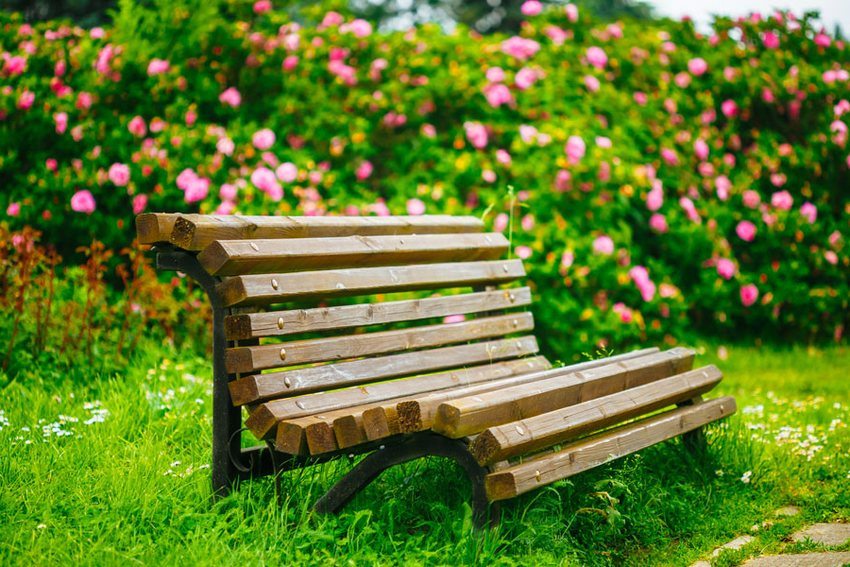 Συνδυασμένος πάγκος κλασικού σχήματος από μέταλλο και ξύλο Συνδυασμένος πάγκος κλασικού σχήματος από μέταλλο και ξύλο