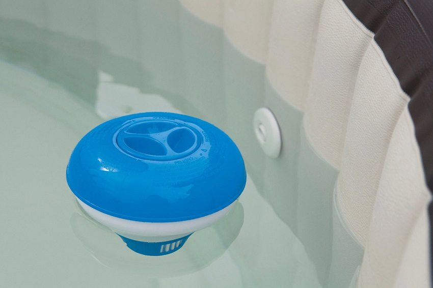 Dispenser-float til tabletter, der renser poolvand Dispenser-float til tabletter, der renser poolvand