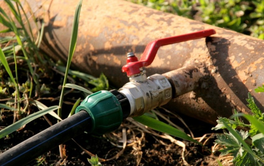 ตัวอย่างการตัดท่อพีวีซีสำหรับน้ำประปาในช่วงฤดูร้อนเป็นท่อเหล็กของแหล่งจ่ายน้ำส่วนกลาง ตัวอย่างการตัดท่อพีวีซีสำหรับน้ำประปาในช่วงฤดูร้อนเป็นท่อเหล็กของแหล่งจ่ายน้ำส่วนกลาง