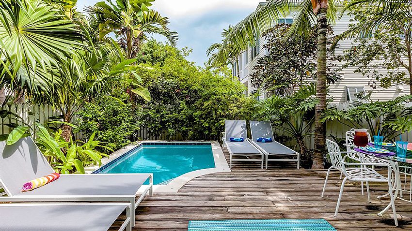 Obecność różnych rozmiarów misek pozwala zainstalować basen nawet na terenie małego letniego domku Obecność różnych rozmiarów misek pozwala zainstalować basen nawet na terenie małego letniego domku