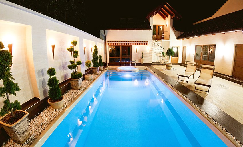 Plastikowy basen na podwórzu prywatnego domu Plastikowy basen na podwórzu prywatnego domu