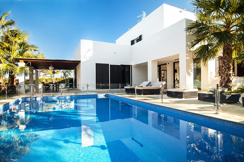 Przestronny basen z mozaiką Przestronny basen z mozaiką