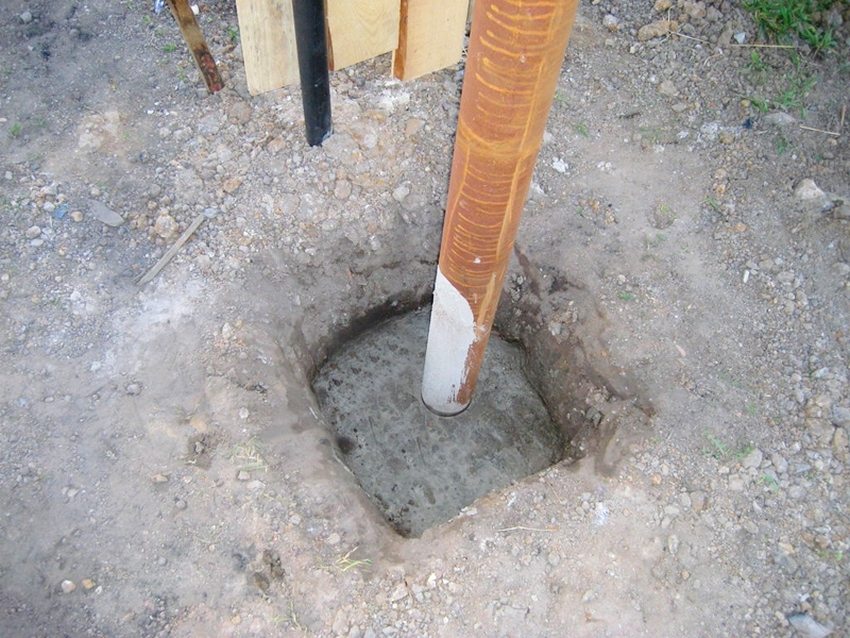 Prosessen med å installere støttesøyler for svingporter Prosessen med å installere støttesøyler for svingporter