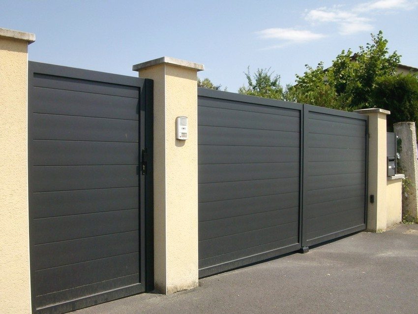 Svingporter og en gang i metall er laget i samme stil Svingporter og en gang i metall er laget i samme stil