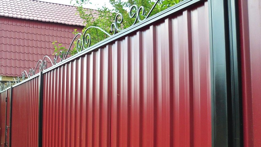 Dører laget av profilerte ark med smiingselementer Dører laget av profilerte ark med smiingselementer