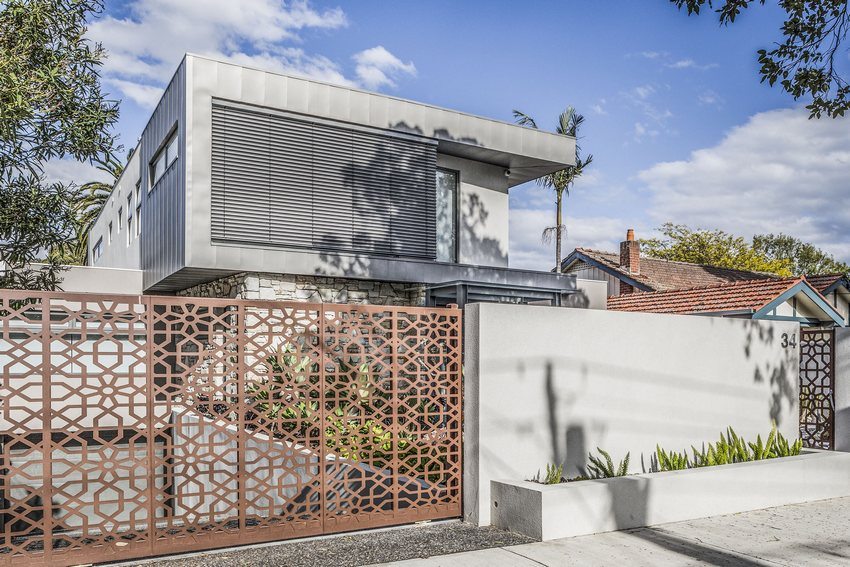 Åpne porter og en gang i metall er harmonisk kombinert med utformingen av bygningen og det tilstøtende territoriet Åpne porter og en gang i metall er harmonisk kombinert med utformingen av bygningen og det tilstøtende territoriet