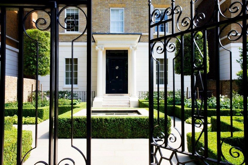 Dører med innebygd gang, smidd av metall Dører med innebygd gang, smidd av metall