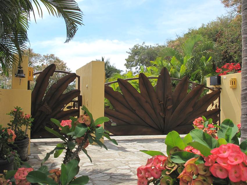 Uvanlige svingeporter og wickets med blomstermotiver i design Uvanlige svingeporter og wickets med blomstermotiver i design