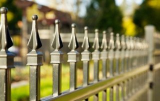 Gjerder for et privat hus. Fotoeksempler for valg