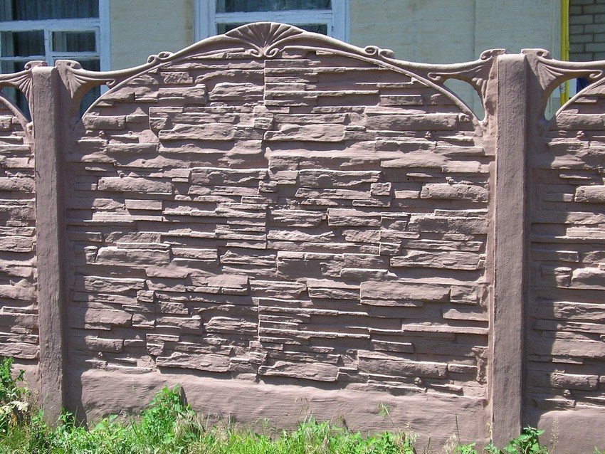 Ang Eurofence na gawa sa kongkretong mga panel sa paligid ng personal na balangkas Ang Eurofence na gawa sa kongkretong mga panel sa paligid ng personal na balangkas