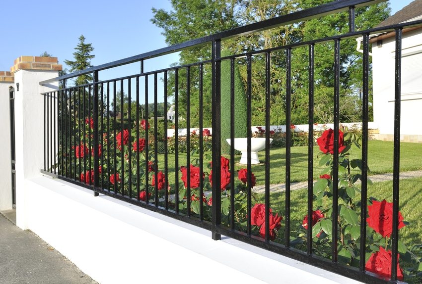 Ang katabing teritoryo ay napapalibutan ng isang bakod na gawa sa bato at isang hugis na tubo Ang katabing teritoryo ay napapalibutan ng isang bakod na gawa sa bato at isang hugis na tubo