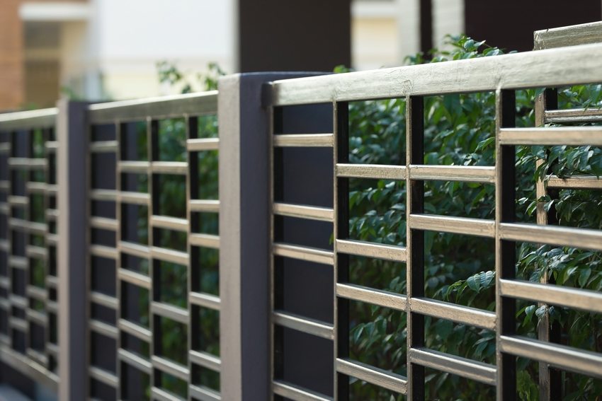 Isang kagiliw-giliw na disenyo ng isang bakod na gawa sa isang profile pipe Isang kagiliw-giliw na disenyo ng isang bakod na gawa sa isang profile pipe