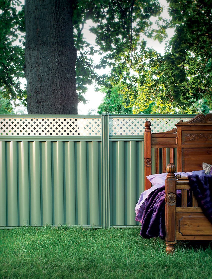 Pinagsamang bakod na gawa sa mga profiled sheet at plastic panel Pinagsamang bakod na gawa sa mga profiled sheet at plastic panel