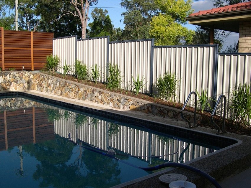 Naka-install na corrugated sheeting sa isang slope Naka-install na corrugated sheeting sa isang slope