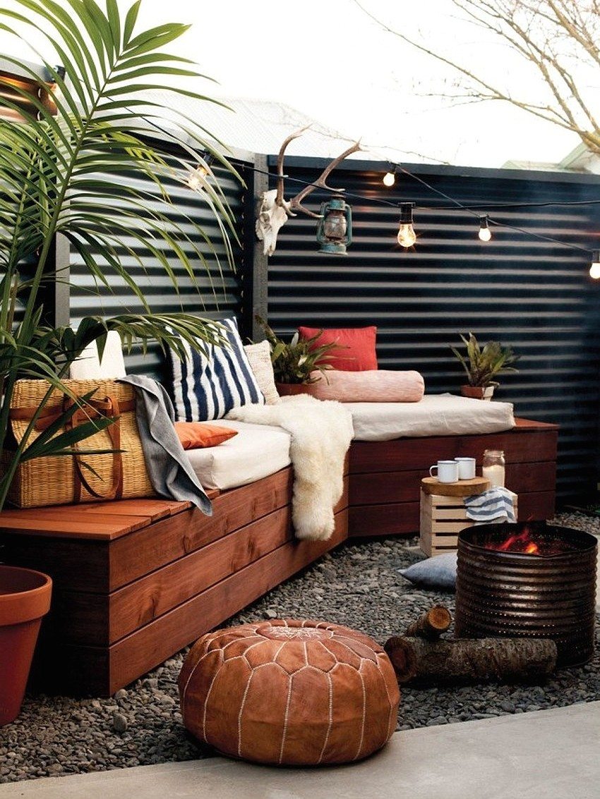 Ang bakod na gawa sa madilim na kulay na profiled sheet Ang bakod na gawa sa madilim na kulay na profiled sheet