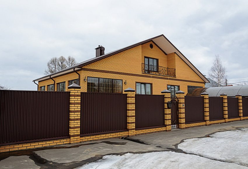 Profileret arkkonstruktion ser mere solid ud, når den kombineres med murværk Profileret arkkonstruktion ser mere solid ud, når den kombineres med murværk