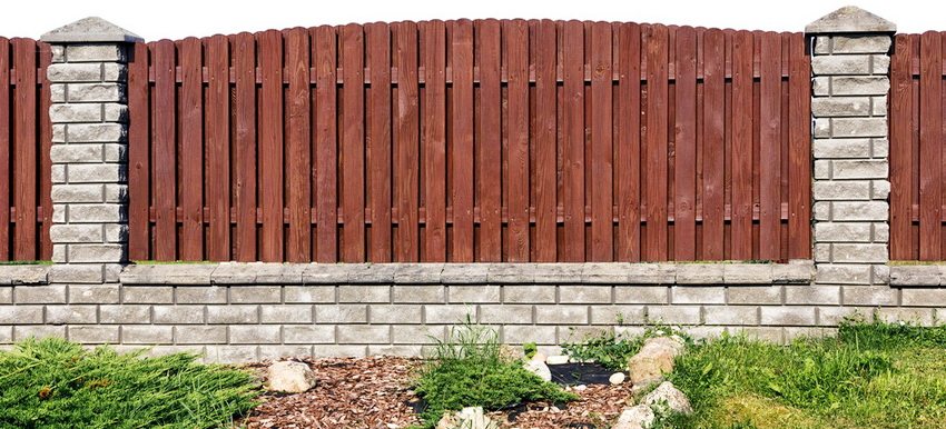 Eurohegn til hegn kan være i forskellige farver eller med efterligning af naturligt træ Eurohegn til hegn kan være i forskellige farver eller med efterligning af naturligt træ