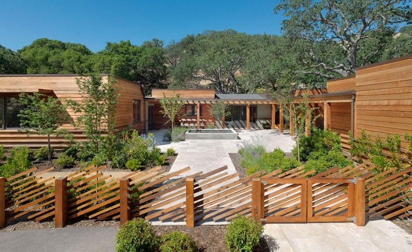 Usædvanlig hegn lavet af diagonalt arrangerede lameller Usædvanlig hegn lavet af diagonalt arrangerede lameller