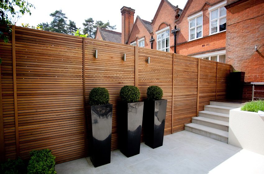 Højt hegn lavet af træplanker Højt hegn lavet af træplanker